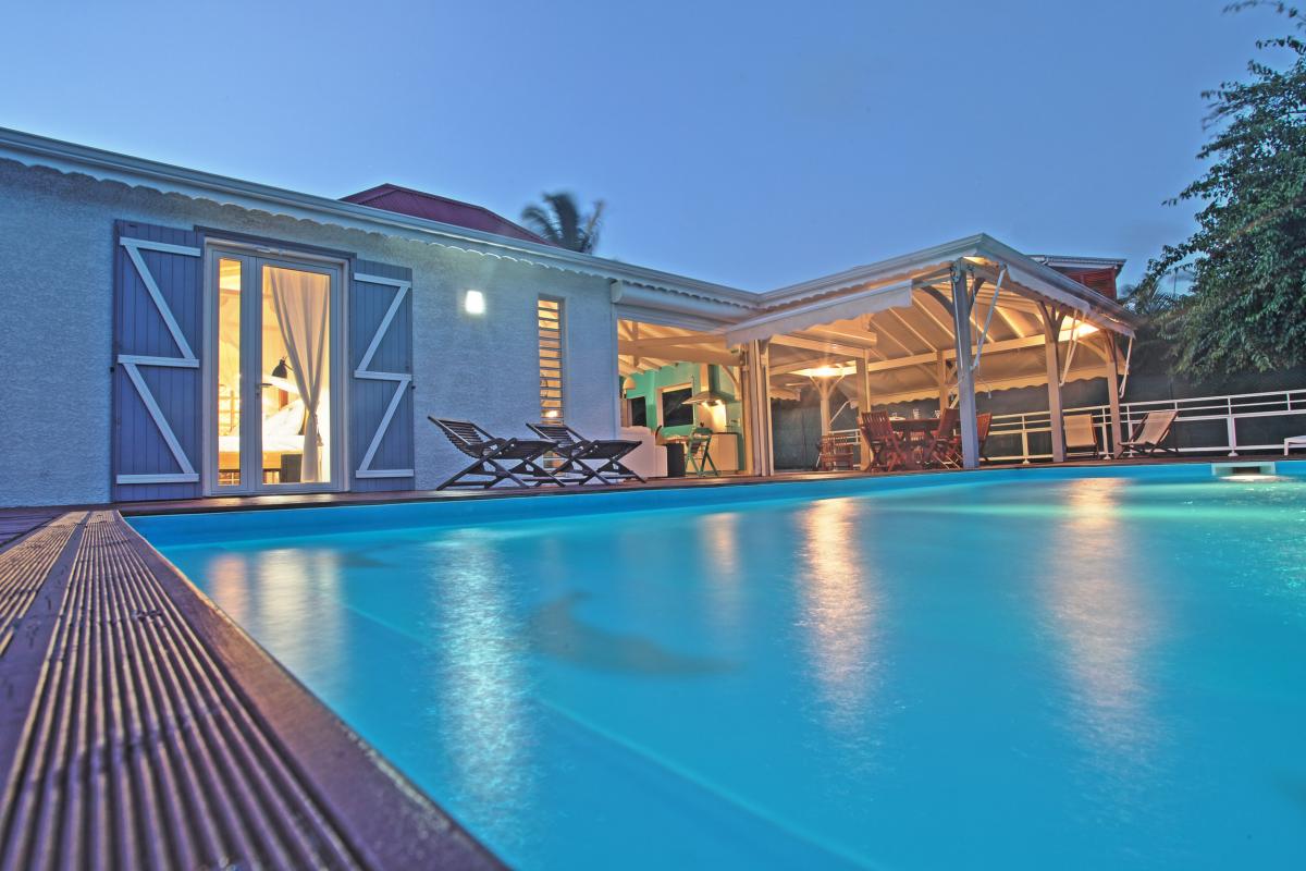 34. Location villa 7 personnes avec piscine au Gosier Guadeloupe_de nuit